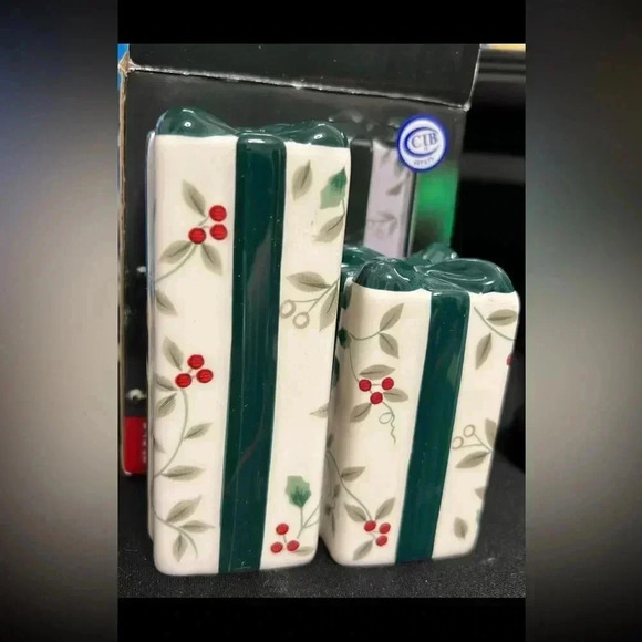 PFALTZGRAFF Winterberry Christmas Present Bow SALT & PEPPER SHAKERS NIB - Picture 2 of 5